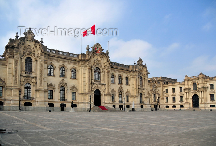 peru93: Lima, Peru: Government Palace - Residence of the President - known as House of Pizarro - Palacio de Gobierno - Plaza de Armas - photo by M.Torres - (c) Travel-Images.com - Stock Photography agency - Image Bank