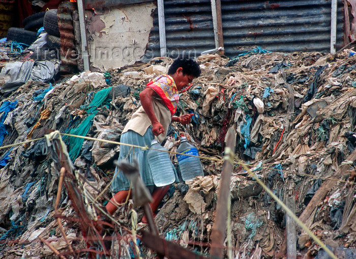 phil16: Manila city, Philippines - woman carrying water - Slums and shanty towns - photo by B.Henry - (c) Travel-Images.com - Stock Photography agency - Image Bank