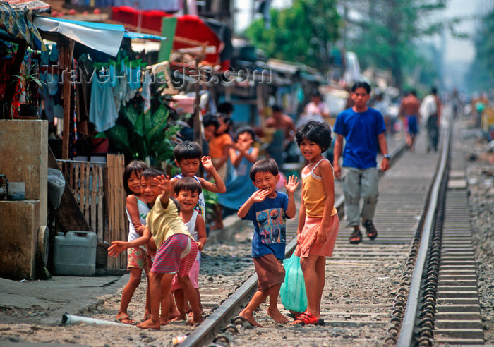 phil17: Manila city, Philippines - children on the railway tracks - Slums and shanty towns - photo by B.Henry - (c) Travel-Images.com - Stock Photography agency - Image Bank