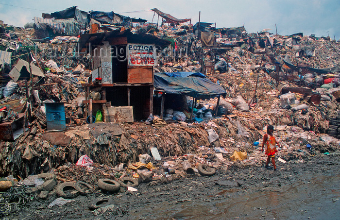 phil18: Manila city, Philippines - shop atop a mountain of garbage - Slums and shanty towns - photo by B.Henry - (c) Travel-Images.com - Stock Photography agency - Image Bank