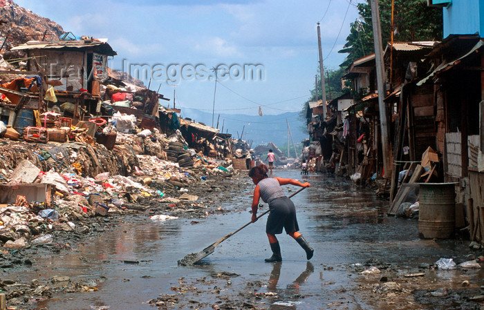 phil19: Manila city, Philippines - street sweeper - Slums and shanty towns - photo by B.Henry - (c) Travel-Images.com - Stock Photography agency - Image Bank