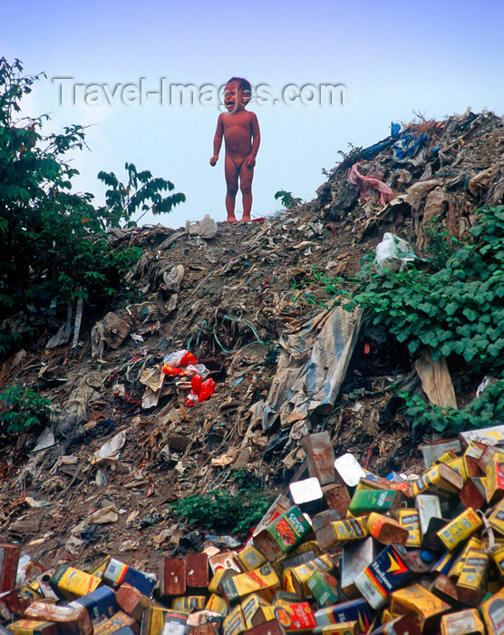 phil22: Manila city, Philippines - toddler and garbage - Slums and shanty towns - photo by B.Henry - (c) Travel-Images.com - Stock Photography agency - Image Bank