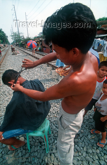 phil24: Manila city, Philippines - haircut on the railway tracks - Slums and shanty towns - photo by B.Henry - (c) Travel-Images.com - Stock Photography agency - Image Bank