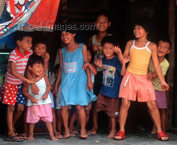 phil25: Manila city, Philippines - happy gang of Filipino children - Slums and shanty towns - photo by B.Henry - (c) Travel-Images.com - Stock Photography agency - Image Bank