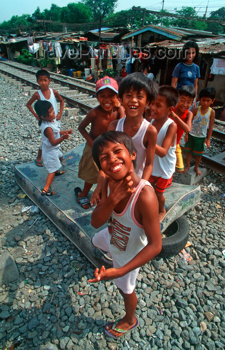 phil27: Manila city, Philippines - boys with an attitude - Slums and shanty towns - photo by B.Henry - (c) Travel-Images.com - Stock Photography agency - Image Bank