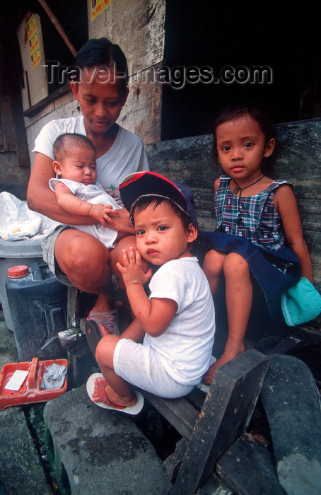 phil30: Manila city, Philippines - mother and children - Slums and shanty towns - photo by B.Henry - (c) Travel-Images.com - Stock Photography agency - Image Bank