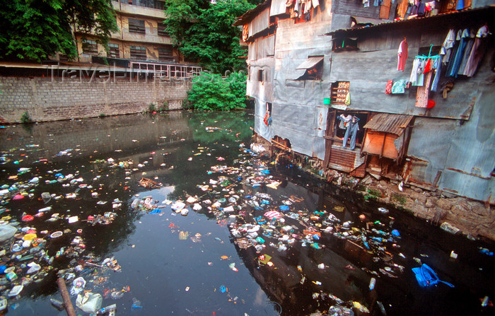 phil4: Manila city, Philippines - river of garbage - photo by B.Henry - (c) Travel-Images.com - Stock Photography agency - Image Bank