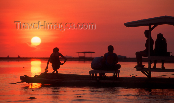 phil46: Philippines - Beach - admiring the sunset - photo by B.Henry - (c) Travel-Images.com - Stock Photography agency - Image Bank