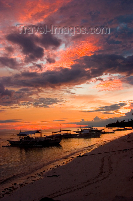 phil52: Alona Beach, Bohol island, Central Visayas, Philippines: bancas at sunset - beach scene - photo by S.Egeberg - (c) Travel-Images.com - Stock Photography agency - Image Bank