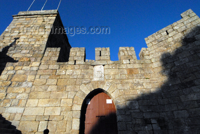 portugal-av23: Portugal - Santa Maria da Feira: castle gate - portão do castelo - photo by M.Durruti - (c) Travel-Images.com - Stock Photography agency - Image Bank