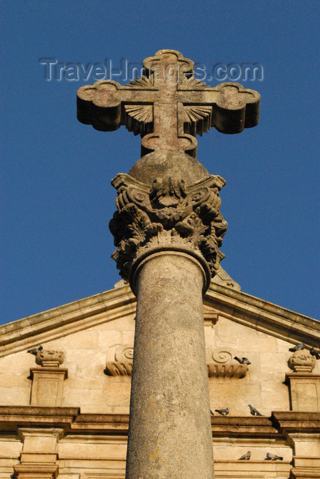 portugal-av25: Portugal - Santa Maria da Feira: cross - cruzeiro - photo by M.Durruti - (c) Travel-Images.com - Stock Photography agency - Image Bank