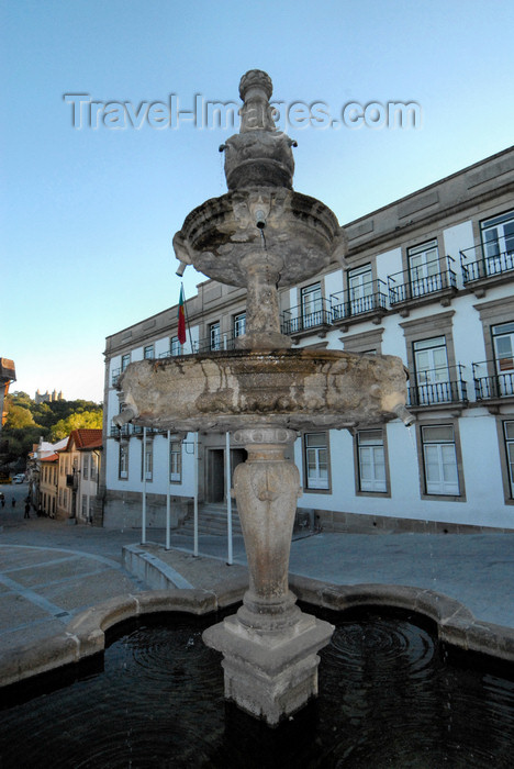 portugal-av28: Portugal - Santa Maria da Feira: fountain in front of the City Hall - fonte em frente aos Paços do Concelho - Pça. da República - photo by M.Durruti - (c) Travel-Images.com - Stock Photography agency - Image Bank