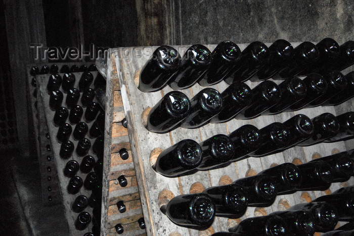 portugal-av30: Portugal - Sangalhos (Anadia): Caves Aliança - Sparkling Wine production - second fermentation - produção de espumante - segunda fermentação - Méthode Champenoise - photo by M.Durruti - (c) Travel-Images.com - Stock Photography agency - Image Bank