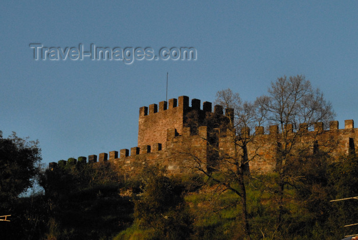 portugal-cb39: Portugal - Sertã: castle ramparts - ameias do castelo - photo by M.Durruti - (c) Travel-Images.com - Stock Photography agency - Image Bank