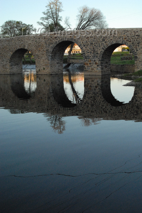 portugal-cb41: Portugal - Sertã: Roman bridge - reflection - Ponte romana sobre a ribeira da Sertã - reflexão - photo by M.Durruti - (c) Travel-Images.com - Stock Photography agency - Image Bank