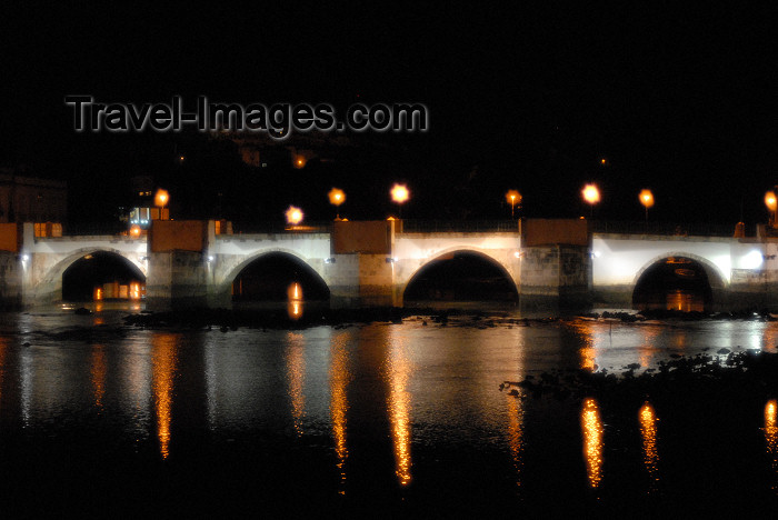 portugal-fa126: Tavira - Algarve - Portugal - Roman bridge over the river Gilão - nocturnal / ponte romana de Tavira sobre o rio Gilão - noite - photo by M.Durruti - (c) Travel-Images.com - Stock Photography agency - Image Bank