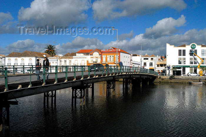 portugal-fa128: Tavira - Algarve - Portugal - bridge and left -bank of the Gilão - ponte e margem esquerda do rio Gilão - photo by M.Durruti - (c) Travel-Images.com - Stock Photography agency - Image Bank