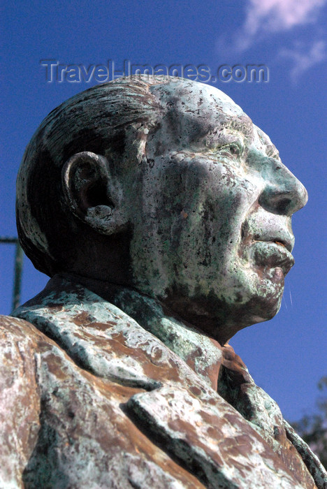 portugal-fa130: Tavira - Algarve - Portugal - bust of Isidoro Pires - poet - busto do poeta Isidoro Manuel Pires - Jardim do Coreto - photo by M.Durruti - (c) Travel-Images.com - Stock Photography agency - Image Bank