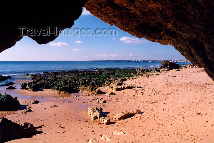 portugal-fa154: Praia da Galé - Algarve, Portugal: beach seen from a natural arch - praia vista de debaixo um arco na rocha  - photo by M.Durruti - (c) Travel-Images.com - Stock Photography agency - Image Bank