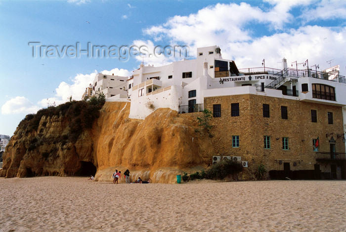 portugal-fa155: Albufeira - Algarve, Portugal: merging with the cliffs - edifícios que nascem da falésia - photo by M.Durruti - (c) Travel-Images.com - Stock Photography agency - Image Bank