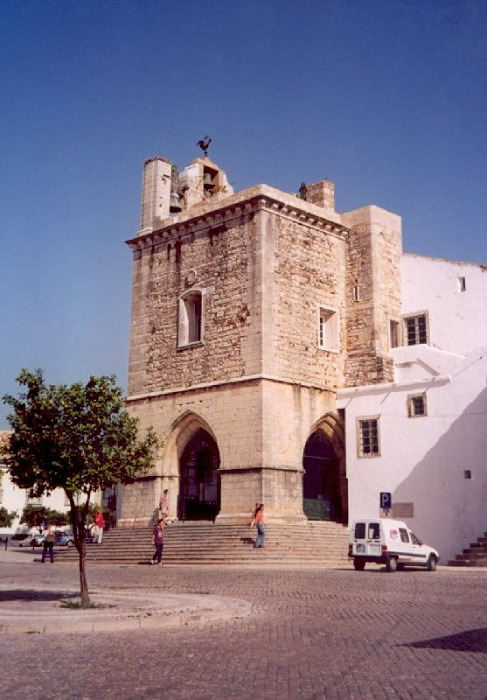 portugal-fa24: Portugal - Algarve - Faro / FAO :  the Cathedral / a Sé Catedral - Largo da Sé - estilo românico-gótico - Vila-Adentro  - photo by M.Durruti - (c) Travel-Images.com - Stock Photography agency - Image Bank