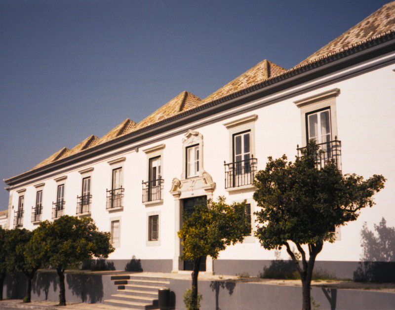 portugal-fa26: Portugal - Algarve - Faro: pyramids - Episcopal palace - piramides - Paço Episcopal - Largo da Sé - Vila-Adentro - Bischofspalast - photo by M.Durruti - (c) Travel-Images.com - Stock Photography agency - Image Bank