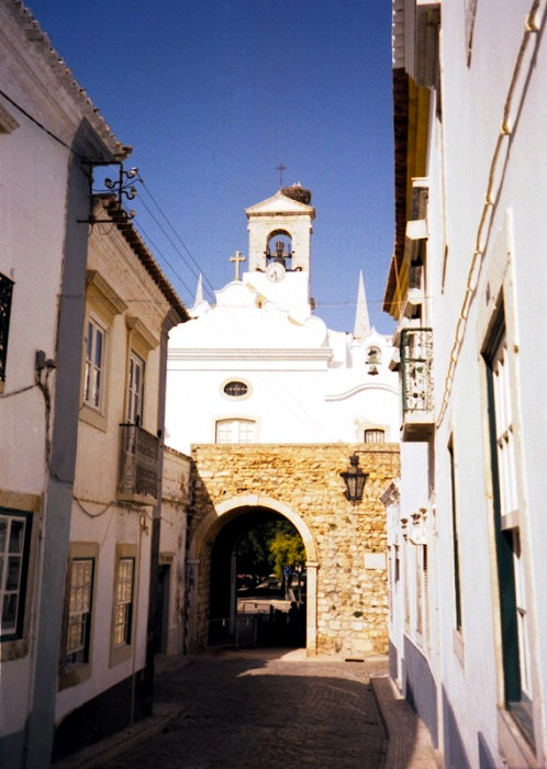 portugal-fa27: Portugal - Algarve - Faro / FAO: the Vila arch and the storks - o Arco da Vila e as cegonhas - photo by M.Durruti - (c) Travel-Images.com - Stock Photography agency - Image Bank