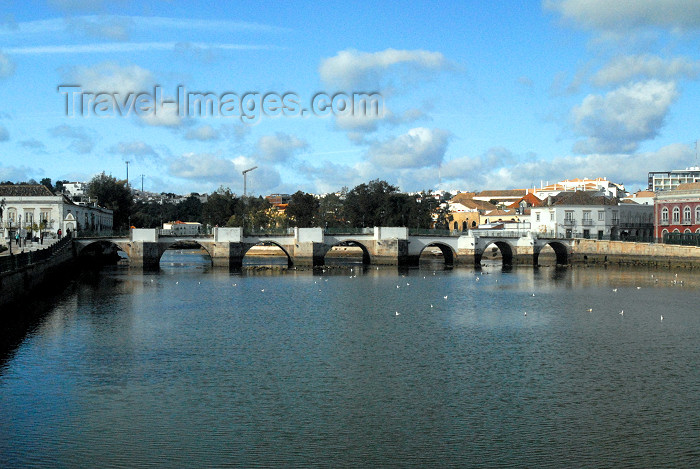 portugal-fa31: Tavira - Algarve - Portugal - Roman bridge over the river Gilão / ponte velha - ponte romana de Tavira sobre o rio Gilão - Römische Brücke - photo by M.Durruti - (c) Travel-Images.com - Stock Photography agency - Image Bank