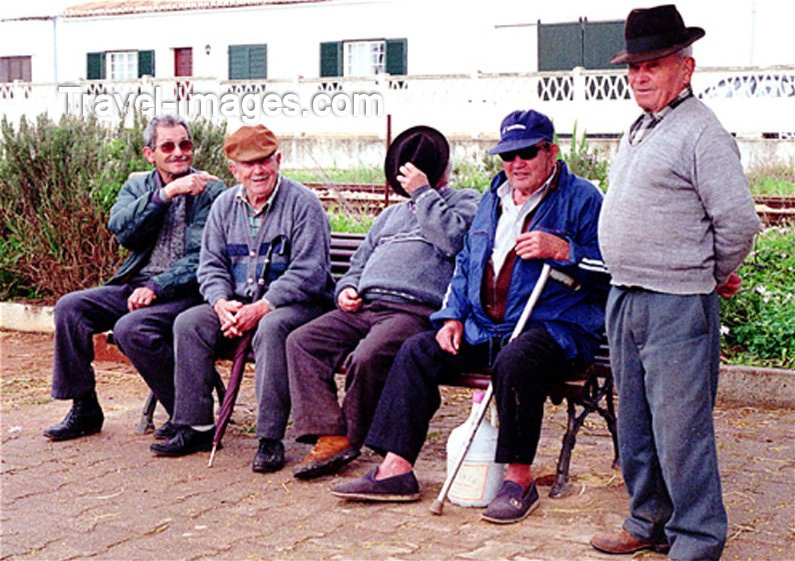 portugal-fa46: Portugal - Algarve - Alcantarilha (concelho de Albufeira): five old men at the railway station - cinco homens idosos - estação dos caminhos de ferro - photo by T.Purbrook - (c) Travel-Images.com - Stock Photography agency - Image Bank