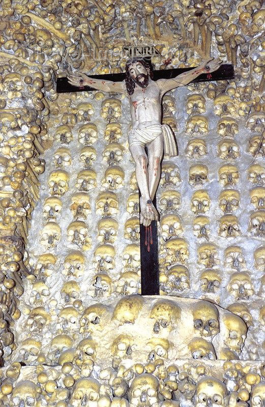 portugal-fa94: Portugal - Algarve - Alcantarilha (concelho de Albufeira): chapel of the bones - detail - cross and skulls - capela dos ossos - Cruxifixo sobre craneos - photo by T.Purbrook - (c) Travel-Images.com - Stock Photography agency - Image Bank