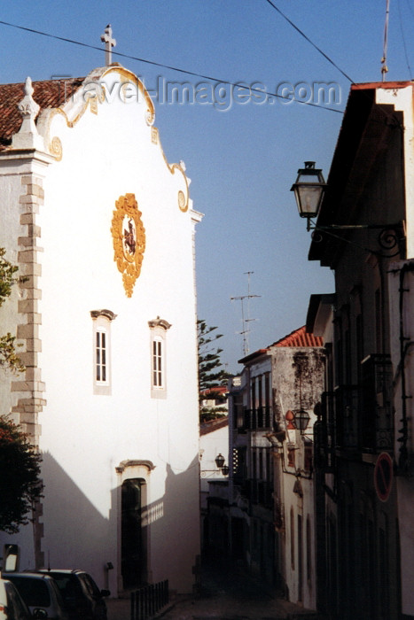 portugal-fa99: Tavira - Algarve - Portugal - the sunny side of the street - Santiago church / o lado solarengo da rua - igreja de Santiago - Calçada de Paio Peres - photo by M.Durruti - (c) Travel-Images.com - Stock Photography agency - Image Bank