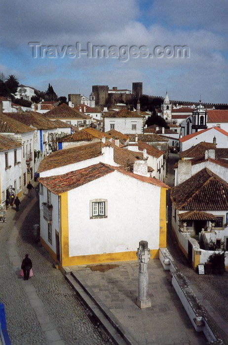 portugal-le20: Óbidos, Portugal: narrow streets leading to the castle - ruas estreitas conduzindo ao castelo, looking north - vista da vila e do castelo a partir do extremo sul da muralha - photo by M.Durruti - (c) Travel-Images.com - Stock Photography agency - Image Bank