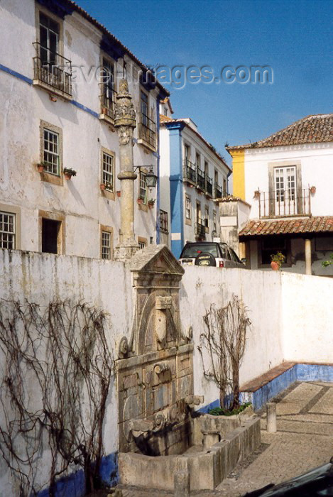 portugal-le21: Óbidos, Portugal: fountain and pillory - Santa Maria square - fonte e pelourinho - Largo de Santa Maria e Rua Direita - photo by M.Durruti) - (c) Travel-Images.com - Stock Photography agency - Image Bank