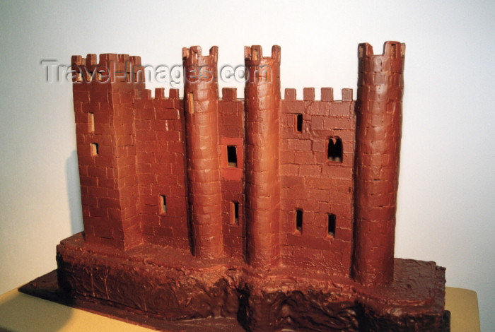 portugal-le50: Óbidos, Portugal: o castelo em chocolate - festival do chocolate / Chocolate Festival - local castle - photo by M.Durruti - (c) Travel-Images.com - Stock Photography agency - Image Bank