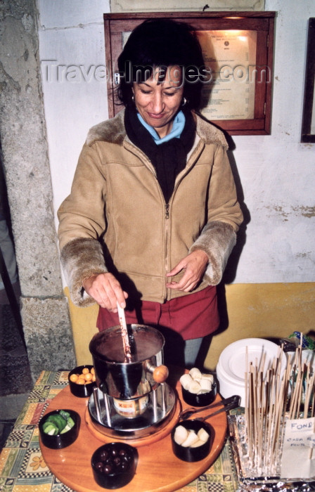 portugal-le51: Óbidos, Portugal: preparando fondue de chocolate - festival do chocolate / Chocolate Festival - preparing chocolate fondue on the street - photo by M.Durruti - (c) Travel-Images.com - Stock Photography agency - Image Bank