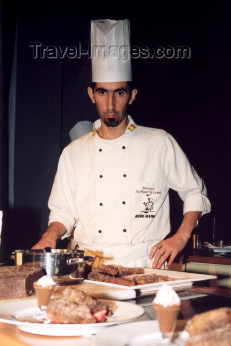 portugal-le52: Óbidos, Portugal: festival do chocolate - um chef no decorrer do concurso de sobremesas / Chocolate Festival - a chef during the competition - Nuno Mendes - Restaurante Ao Prazer de Comer - photo by M.Durruti - (c) Travel-Images.com - Stock Photography agency - Image Bank