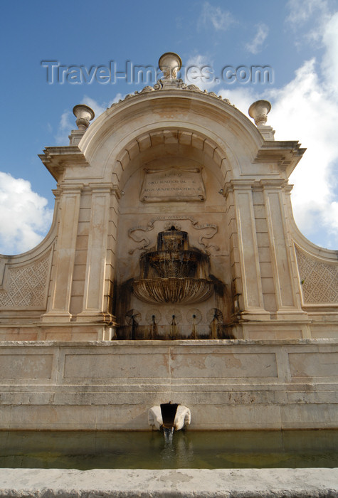 portugal-le61: Portugal - Caldas da Rainha: fountain - chafariz das Cinco Bicas - photo by M.Durruti - (c) Travel-Images.com - Stock Photography agency - Image Bank