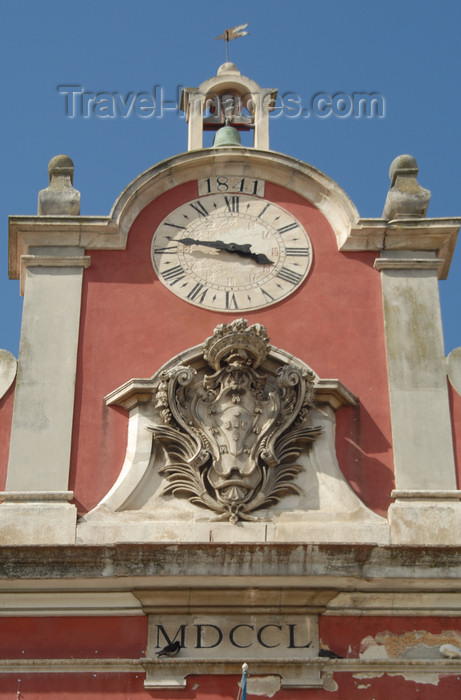 portugal-le62: Portugal - Caldas da Rainha: clock at a police station -  Republic square  - Praça da República - relógio na esquadra da polícia - photo by M.Durruti - (c) Travel-Images.com - Stock Photography agency - Image Bank