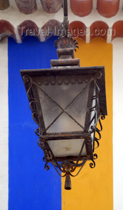 portugal-le67: Óbidos, Portugal: street lamp - iluminação pública - photo by M.Durruti - (c) Travel-Images.com - Stock Photography agency - Image Bank