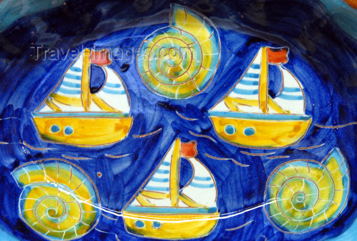 portugal-le68: Óbidos, Portugal: decorated ceramic - sea motives - travessa com motivos marítimos - photo by M.Durruti - (c) Travel-Images.com - Stock Photography agency - Image Bank