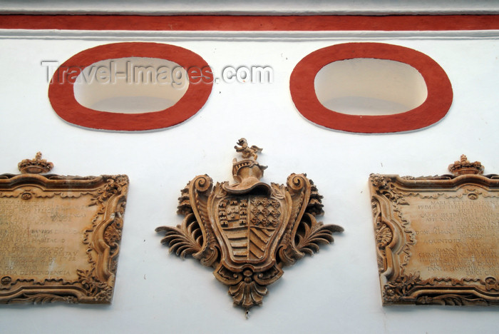 portugal-le70: Óbidos, Portugal: coat of arms - façade on Rua Direita - casa brazonada - photo by M.Durruti - (c) Travel-Images.com - Stock Photography agency - Image Bank