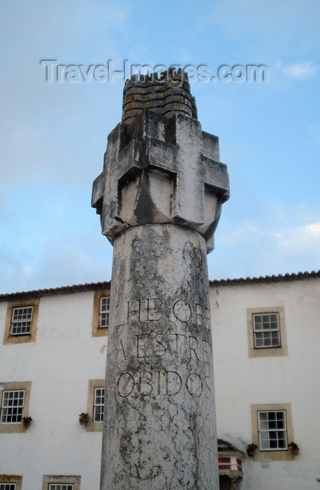 portugal-le71: Óbidos, Portugal: column - a touch of Estado Novo - coluna - photo by M.Durruti - (c) Travel-Images.com - Stock Photography agency - Image Bank