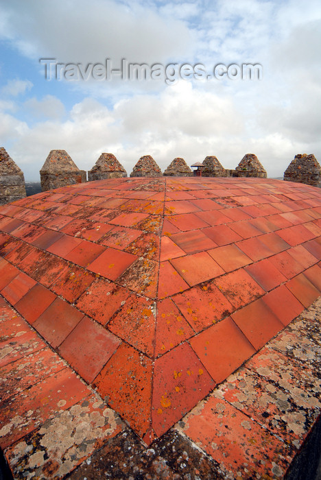 portugal-le76: Óbidos, Portugal: red roof of one of the castle's towers - telhado vermelho de uma das torres do castelo - photo by M.Durruti - (c) Travel-Images.com - Stock Photography agency - Image Bank