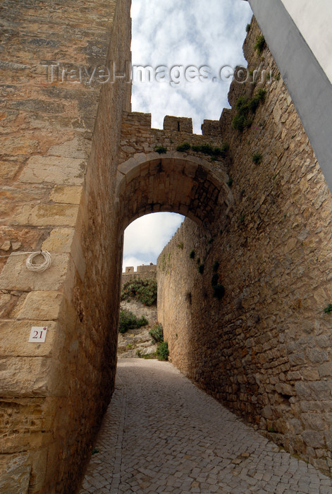 portugal-le79: Óbidos, Portugal: walking along the medieval walls - ao longo das muralhas - photo by M.Durruti - (c) Travel-Images.com - Stock Photography agency - Image Bank