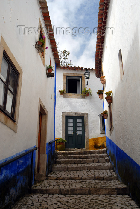 portugal-le80: Óbidos, Portugal: an alley - rua estreita - photo by M.Durruti - (c) Travel-Images.com - Stock Photography agency - Image Bank