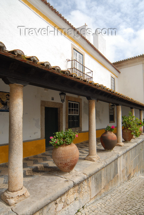 portugal-le81: Óbidos, Portugal: house with porch and flower pots - Sta Maria square -  casa com alpendre e vasos - Largo de Santa Maria -  photo by M.Durruti - (c) Travel-Images.com - Stock Photography agency - Image Bank