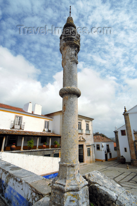 portugal-le82: Óbidos, Portugal: pillory on Rua Direita, overlooking Sta Maria square - pelorinho na Rua Direita e o Largo de Santa Maria -  photo by M.Durruti - (c) Travel-Images.com - Stock Photography agency - Image Bank