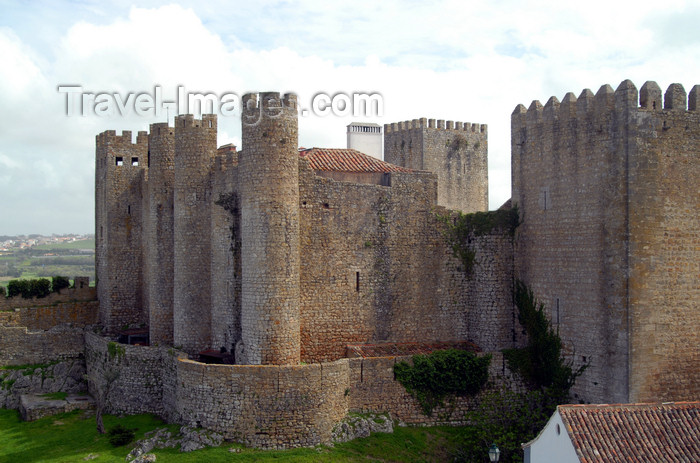 portugal-le87: Óbidos, Portugal: the castle housing a pousada - o castelo, utilizado pela pousada - Monumento Nacional - photo by M.Durruti - (c) Travel-Images.com - Stock Photography agency - Image Bank