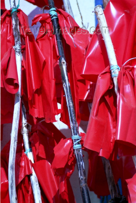 portugal-li204: Portugal - Ericeira  (Concelho de Mafra), Portugal: fishing gear - red flags / bandeiras vermelhas - photo by Francisca Rigaud - (c) Travel-Images.com - Stock Photography agency - Image Bank