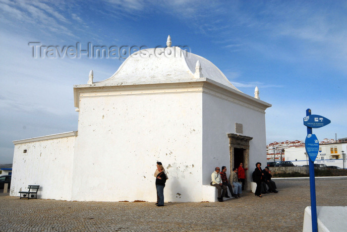 portugal-li320: Ericeira, Mafra, Portugal: S.Sebastião chapel doubles as a bus stop / Capela de S.Sebastião funciona como paragem de autocarros - photo by M.Durruti - (c) Travel-Images.com - Stock Photography agency - Image Bank